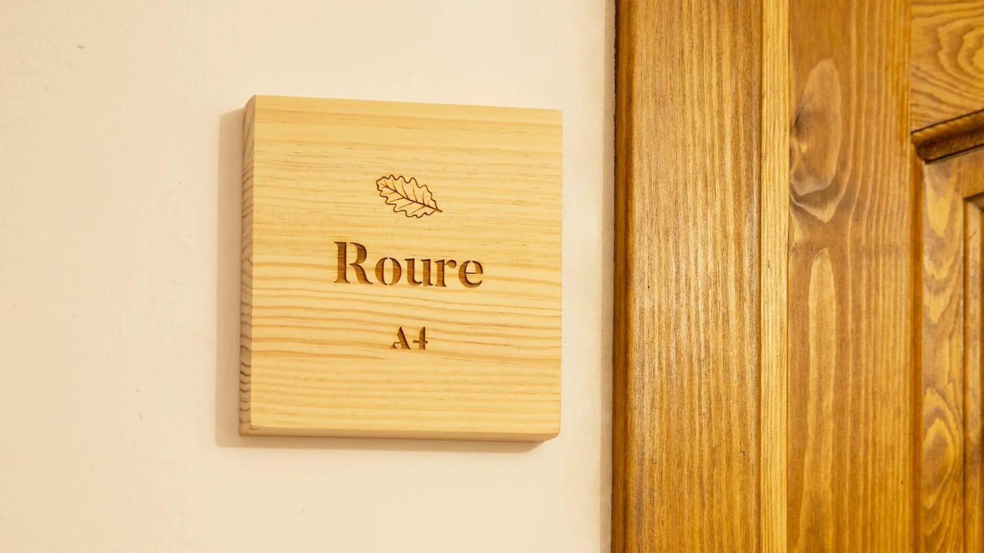 Allotjaments Placa Major-Roure Santa Pau Spain