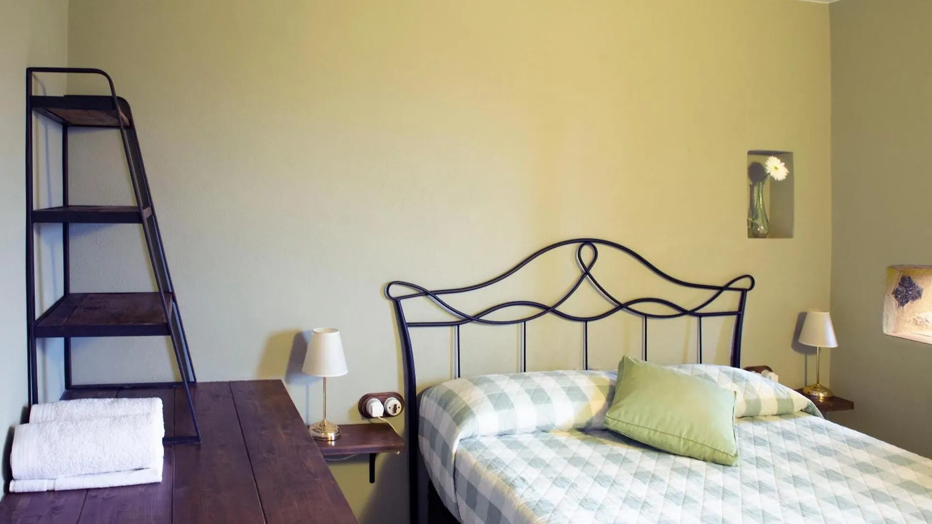 Allotjaments Placa Major-Roure Santa Pau Apartment